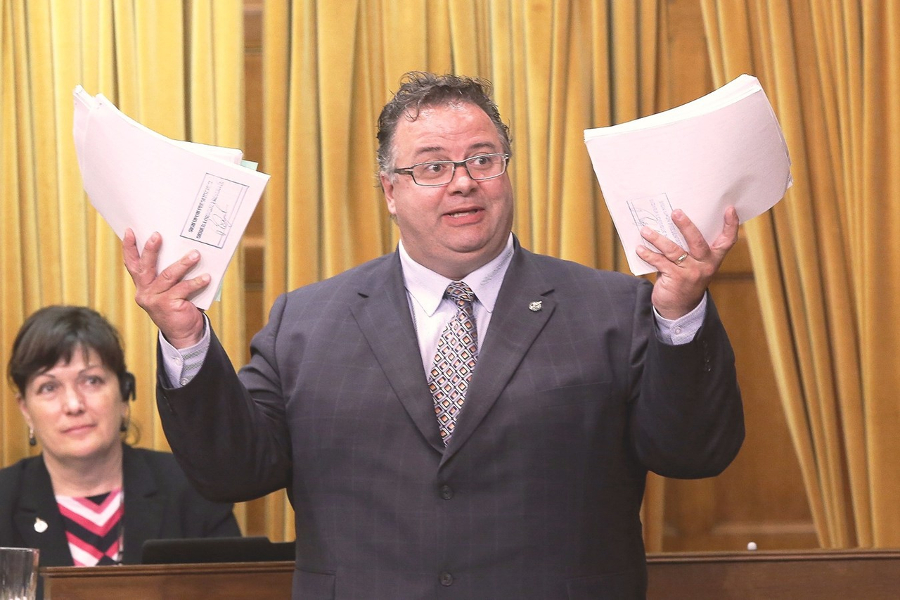 Le député fédéral Ramez Ayoub dépose au Parlement plus de 7000 signatures