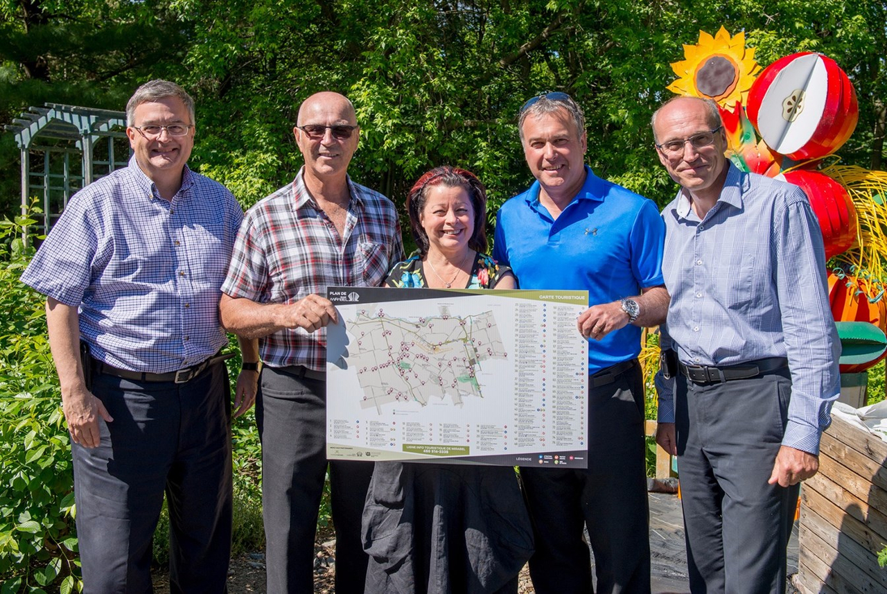 M. Gilbert LeBlanc, directeur de Mirabel économique, M. Marcel Denis, de l’UPA Ste-Scholastique, Mme Lucilia Albernaz , de la Route des gerbes d’Angelica et vice-présidente de Tourisme Mirabel, le maire de Mirabel, M. Jean Bouchard, et M. Stéphane Michaud, président de Tourisme Mirabel.