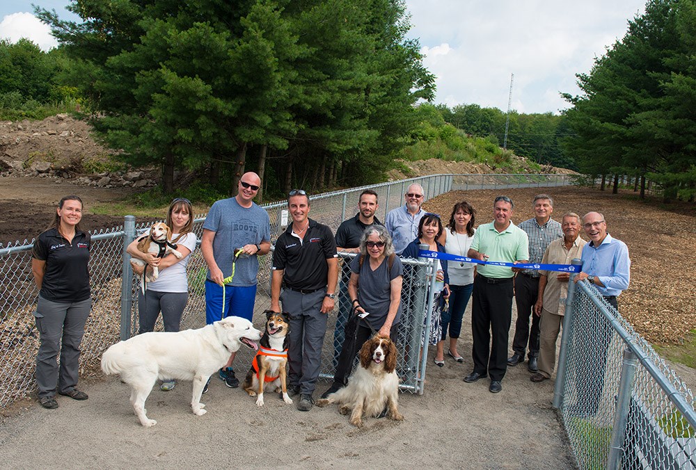 Des propriétaires de chiens se sont joints aux membres du conseil, dont le maire Jean Bouchard, et aux représentants de la Ville et du bois de Belle-Rivière pour l’inauguration du tout premier parc à chiens de Mirabel.