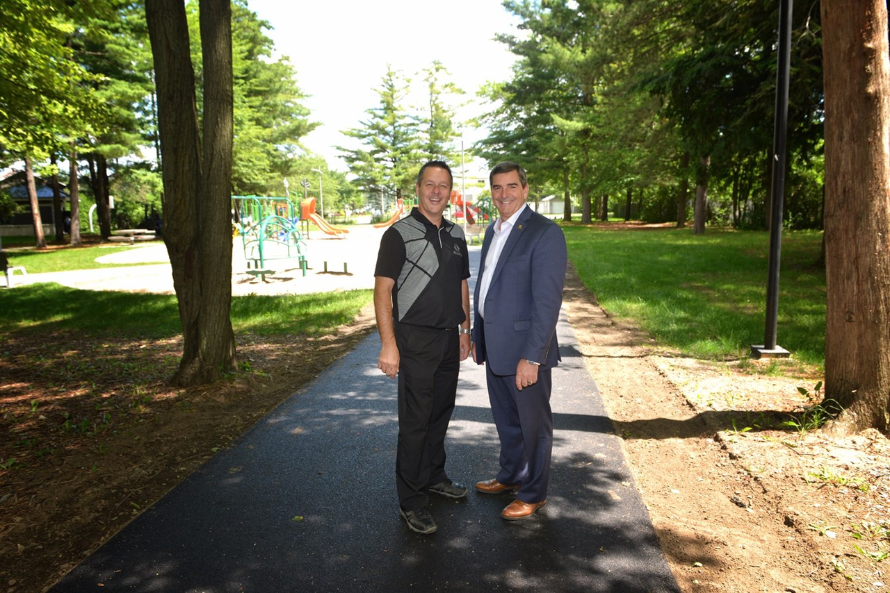 Le conseiller du district des Hirondelles, Patrick Marineau et le maire de Blainville, Richard Perreault