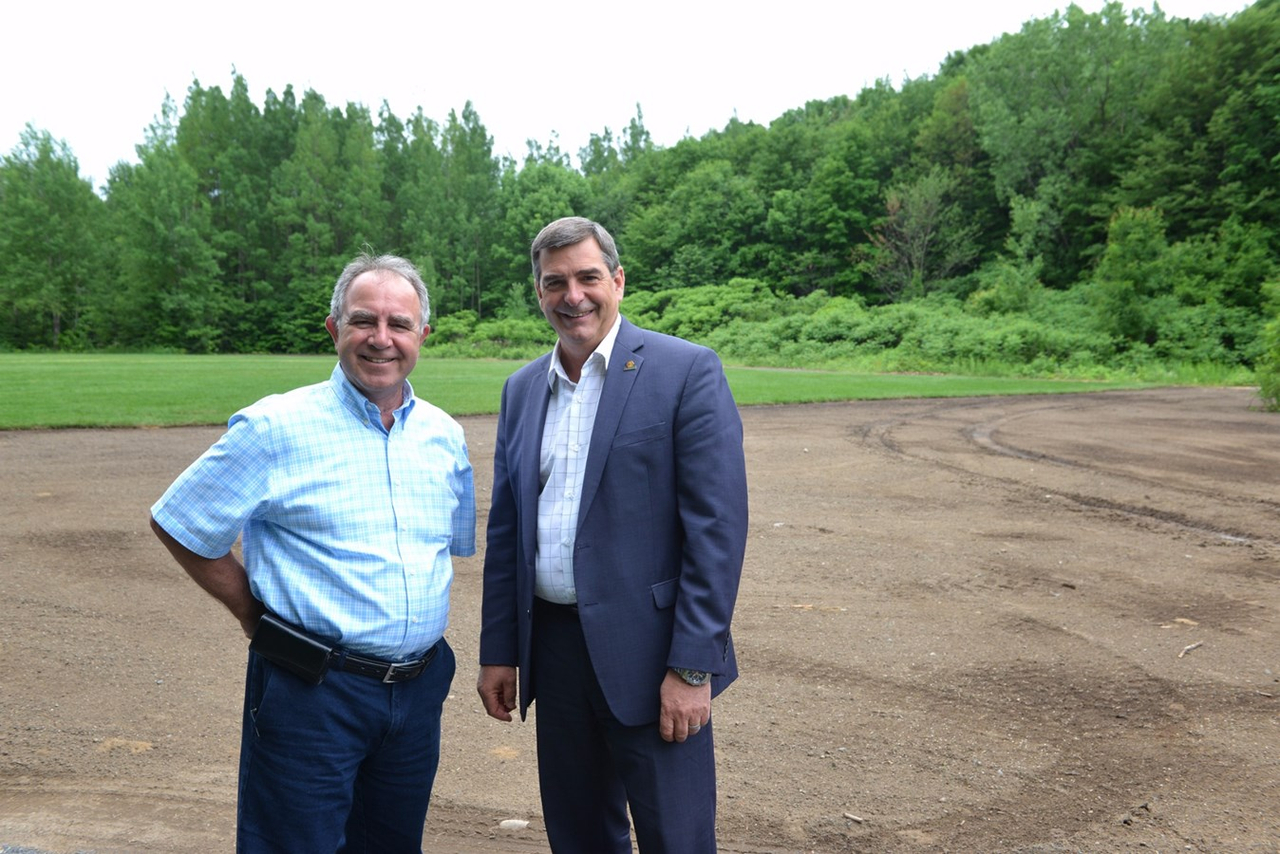 Le maire Richard Perreault accompagné du conseiller du district de la Côte-Saint-Louis, Alain Portelance.
