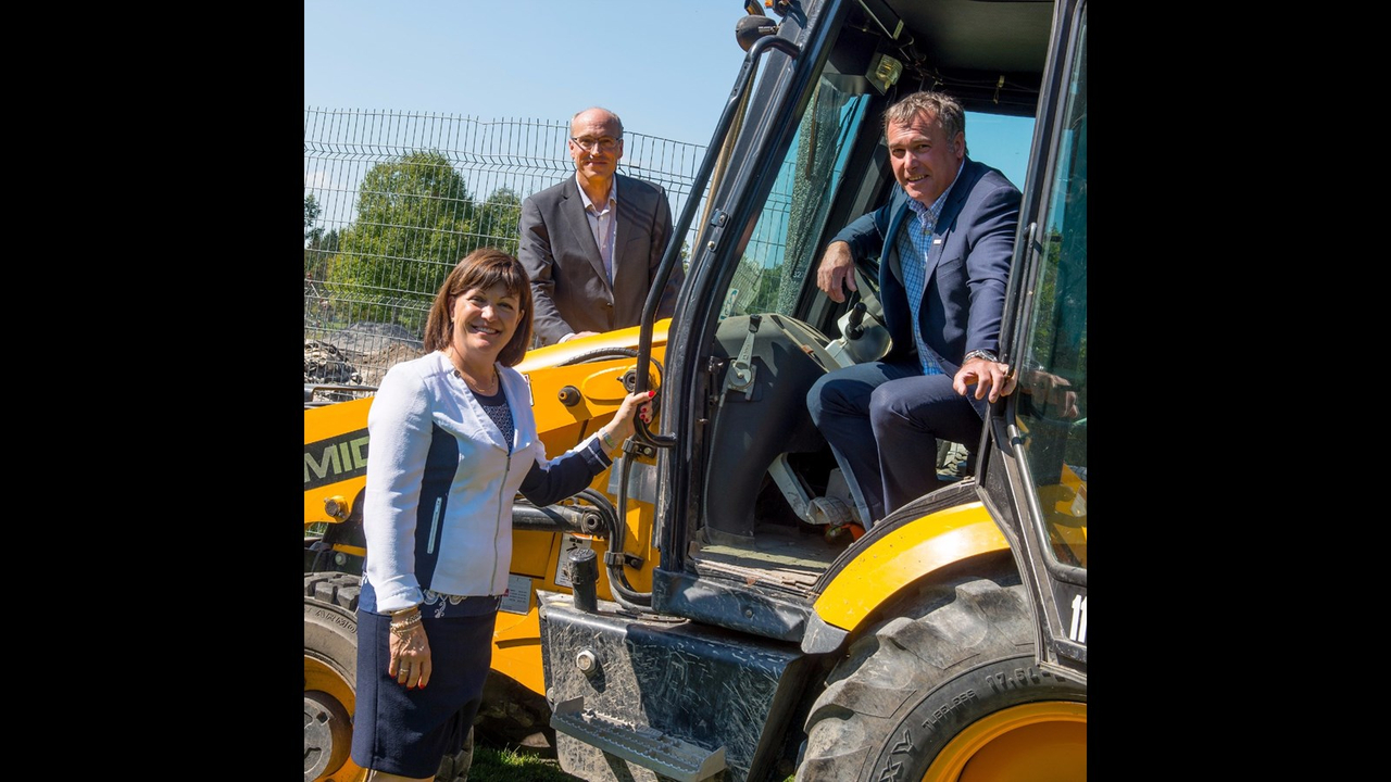 Mme Linda Lapointe, députée de Rivière-des-Mille-Iles, M. Stéphane Michaud, directeur général du parc régional du Bois-de-Belle-Rivière et M. Jean Bouchard, maire de Mirabel.