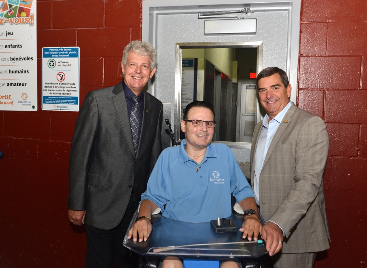 Serge Paquette (président de la Commission des sports et loisirs), Alexandre Poce (vice-président de la Commission des sports et loisirs) et Richard Perreault (maire de Blainville).
