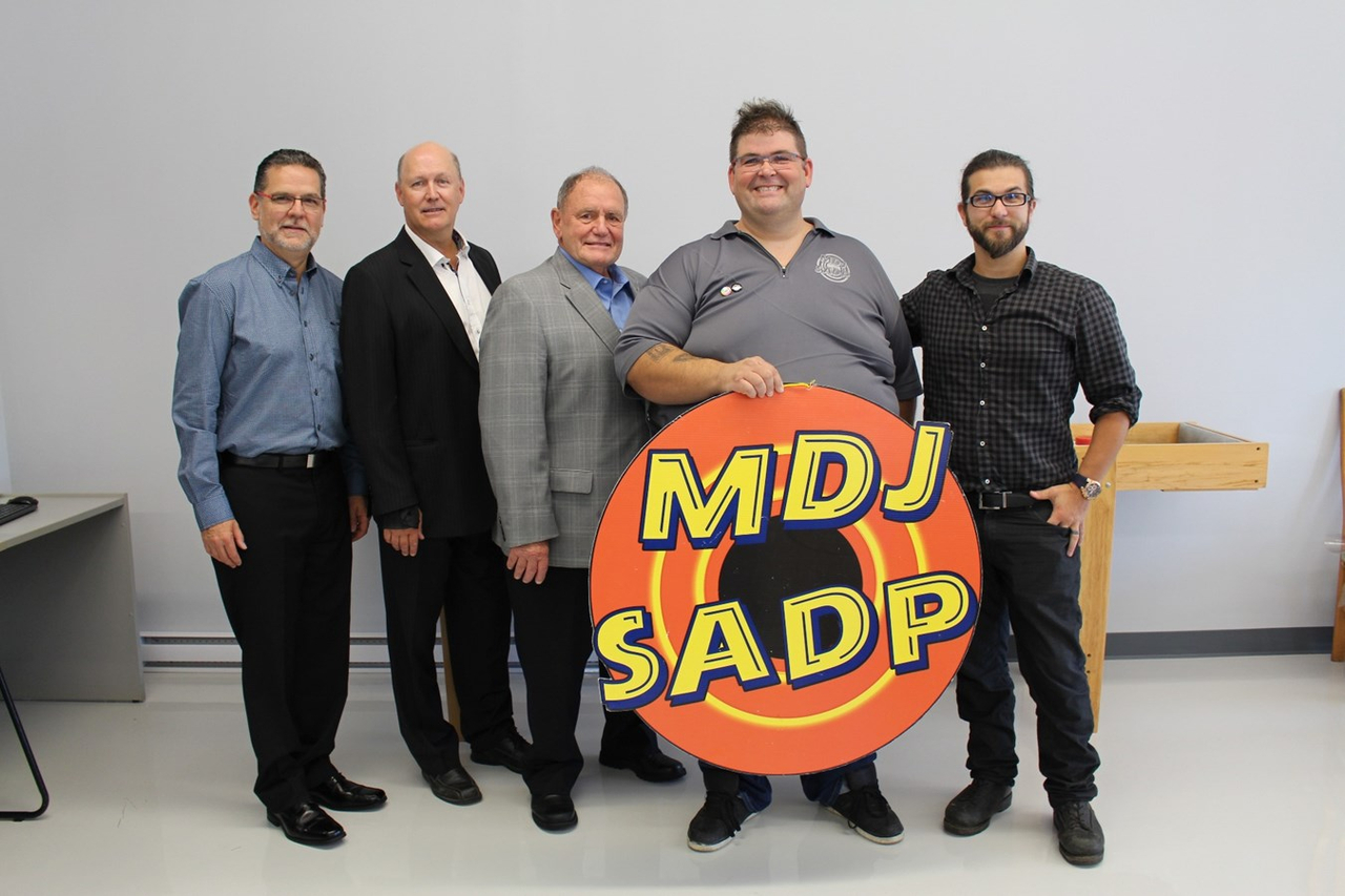 Pierre Berthiaume, conseiller municipal; Stéphane Desjardins, propriétaire de la bâtisse, Guy Charbonneau, maire; Mario Cadieux, directeur MDJ, Simon Marcil, député de Mirabel