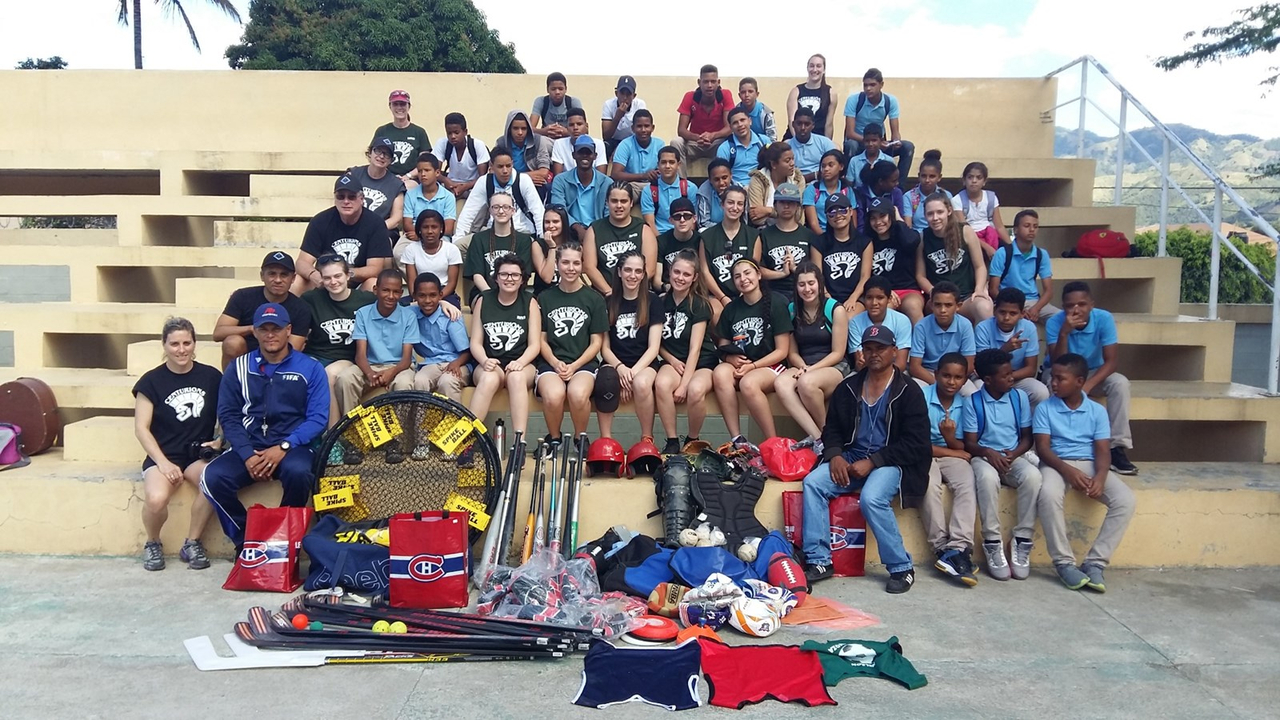 Les élèves du groupe de la PDM, quelques élèves de l’école Irma Brito de San José de Ocoa et leurs
enseignants en éducation physique, lors de la remise officielle du matériel sportif.