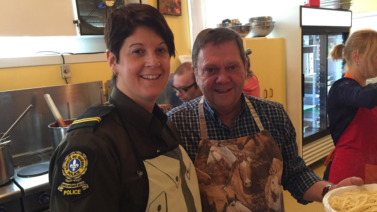 Sergente Isabel Desgroseilliers et M. Denis Chalifoux, maire de Sainte-Agathe-des-Monts.