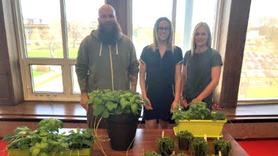 Le finissant en Technologie de la production horticole et de l’environnement, Simon Duchesne, et les finissantes en Gestion et technologies d’entreprise agricole, Marie-Pier Richer et Marie-Ève Desjardins
