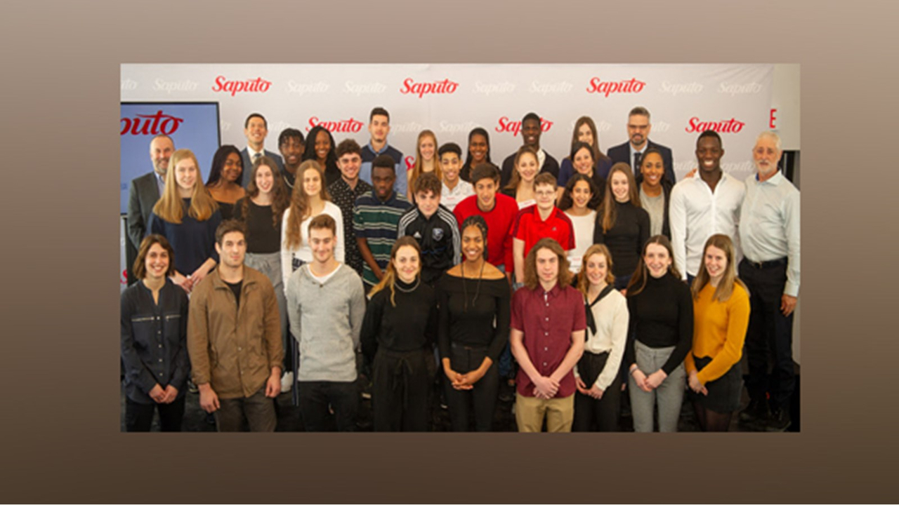 Les boursiers Saputo 2019 en compagnie de Philippe Eullaffroy, directeur de l’Académie de l’Impact et entraîneur-chef des 19 ans et moins, Patrick Leduc, directeur administratif des opérations soccer pour l’Impact de Montréal, Stéphanie Roy, conseillère principale, relations communautaires chez Saputo, Kevin Gilmore, président de l’Impact, et Claude Chagnon, président de la FAEQ.