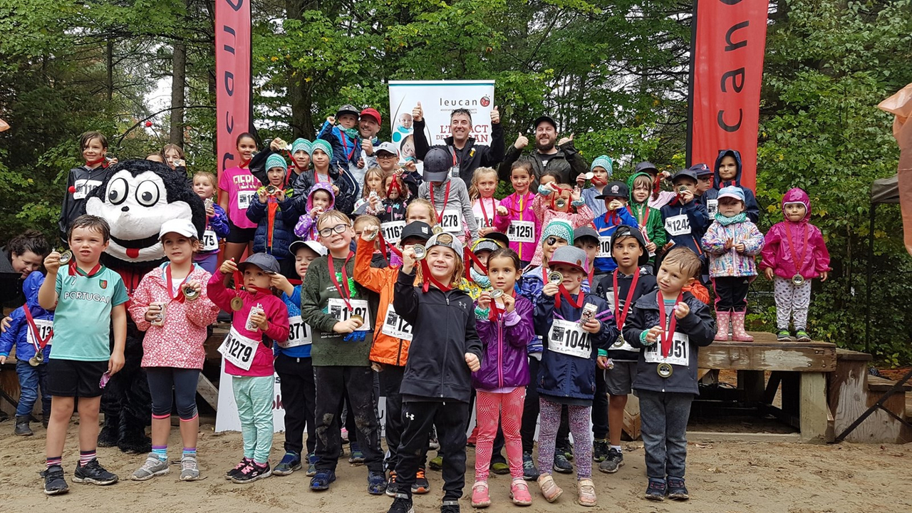 De gauche à droite, les adultes: Tommy Pelletier Directeur Desjardins Entreprises Laurentides; Mathieu Déziel, Directeur régional Leucan Laurentides-Lanaudière et Philippe Massicotte, Propriétaire PM Fitness Blainville.
