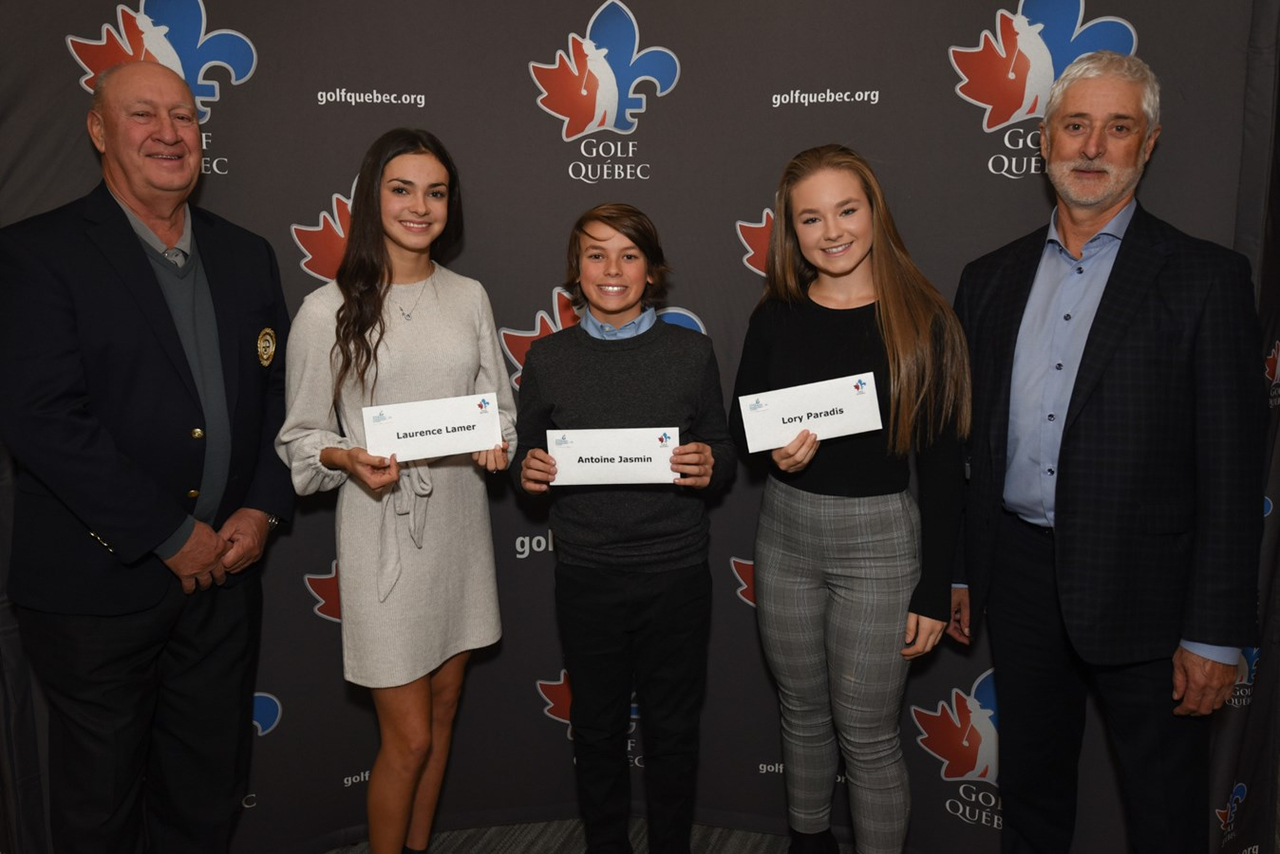 Laurence Lamer , Antoine Jasmin et Lory Paradis sont accompagnés de messieurs Denis Loiselle, président de Golf Québec et Claude Chagnon, président de la FAEQ.