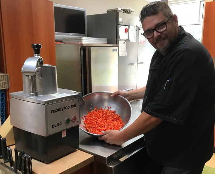 Le chef Jean Michel Langevin, au Mouvement d'entraide de Bellefeuille, où la demande de repas a doublé depuis le début de la pandémie.