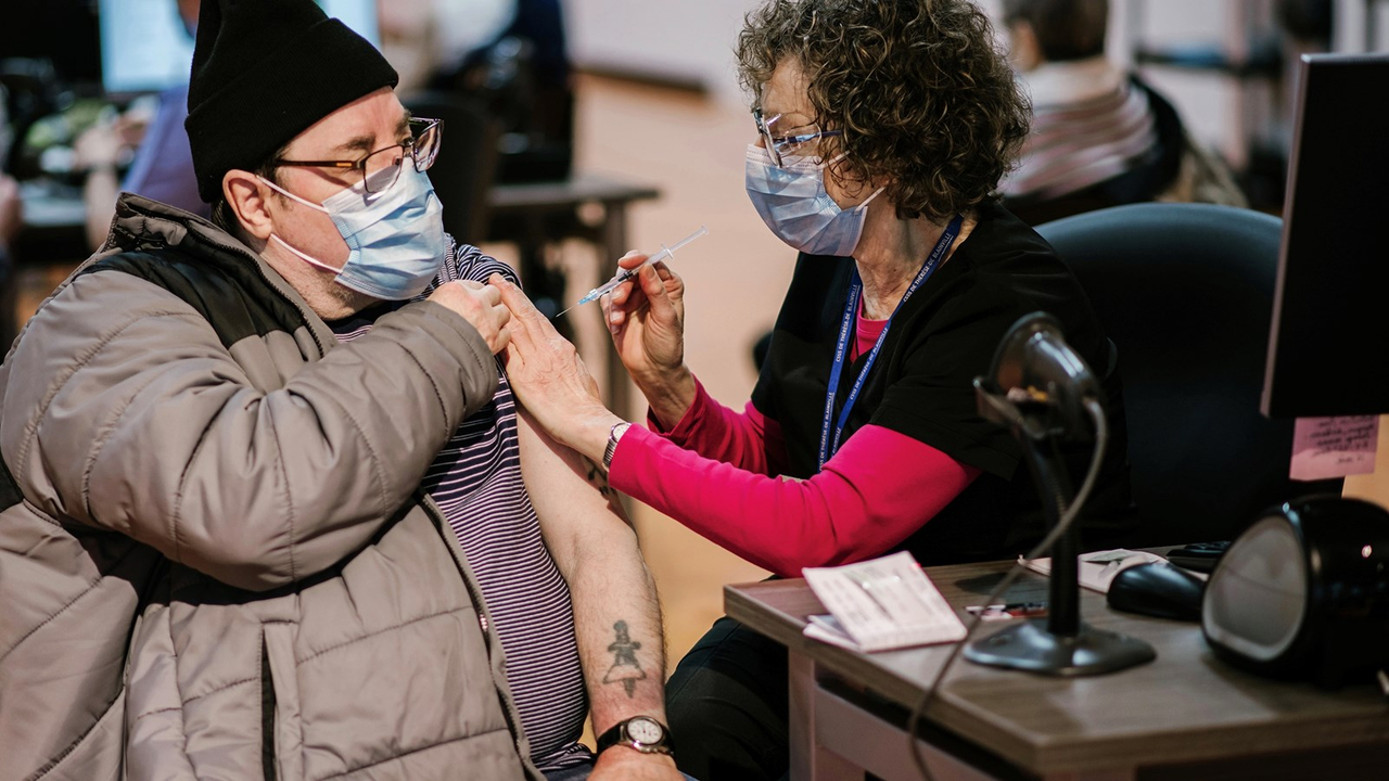 Monsieur Georges Taillon reçoit sa première dose du vaccin contre la COVID-19 accompagné de l’injectrice France Ruel du CISSS des Laurentides