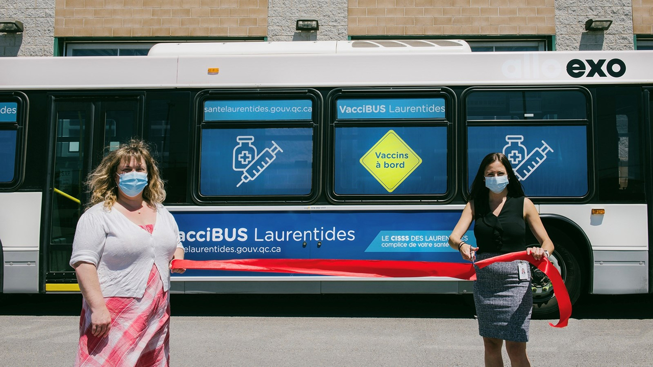Anouk Racette, directrice soutien, système et projets spéciaux pour exo, et Caroline Chantal, directrice de la campagne de vaccination contre la COVID-19 pour le CISSS des Laurentides.