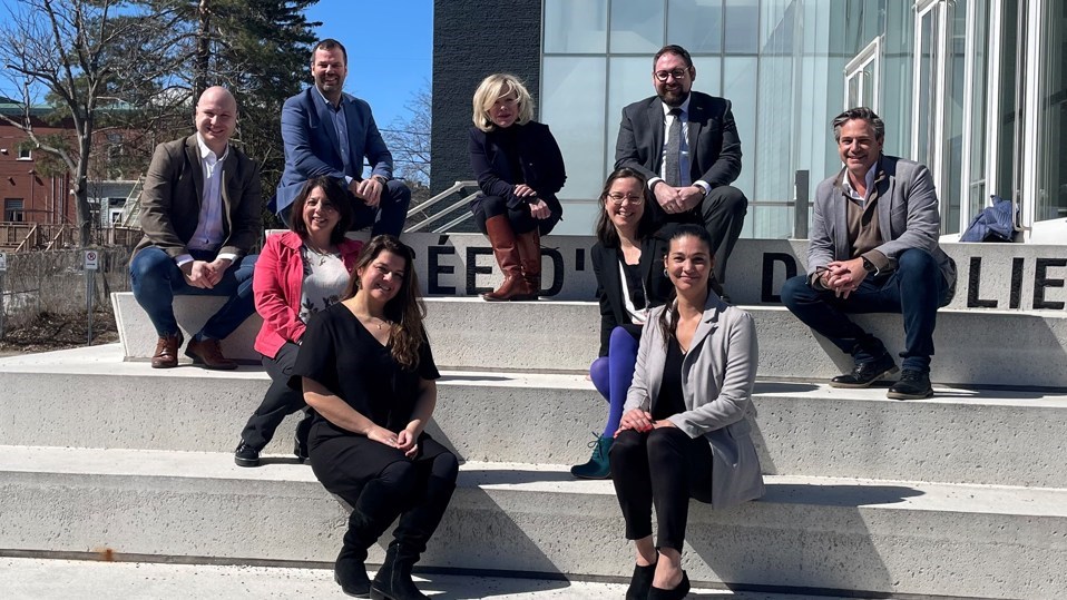 Rangée du haut : Xavier Roy (directeur général, Festival d’été de Lanaudière),  Jean-Sébastien Martin (directeur général, Centre Culturel de Desjardins de Joliette),  Caroline Proulx (ministre du Tourisme et ministre responsable des régions de Lanaudière et du Bas-Saint-Laurent), Pierre-Luc Bellerose (Maire de Joliette), Jean-François Bélisle (directeur général et conservateur en chef, Musée d’art de Joliette)
Au centre : Claude Christin (directrice du marketing, Festival d’été de Lanaudière),  Julie Armstrong-Boileau (responsable des communications et du marketing, Musée d’art de Joliette)
Rangée du bas : Mélanie Cormier (chargée de projet, projet Rayonnement Joliette)  Sabrina Paton (administratrice, Mémoires et Racines)