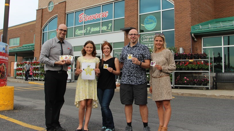 Alexandre Bariteau, marchand IGA du Supermarché Gilles Bariteau Inc., Jade Lambany, Caroline Bédard (mère de Jade), Frédéric Lambany (père de Jade) et Rébecca Dumont, directrice générale de la Fondation Charles-Bruneau.