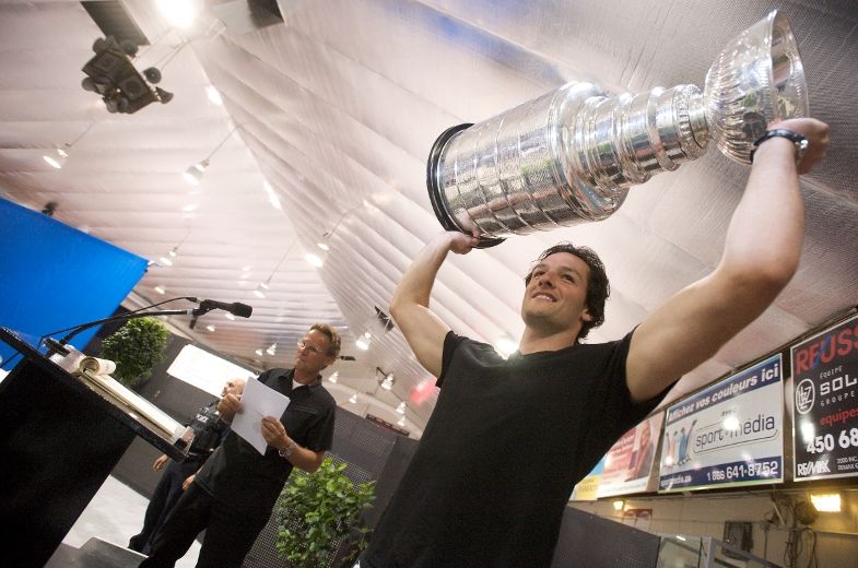 Gagnant de la plus récente coupe Stanley, le gardien de but des Kings de Los Angeles Jonathan Bernier était de passage à Laval, là où il a évolué jusqu’au niveau midget AAA.