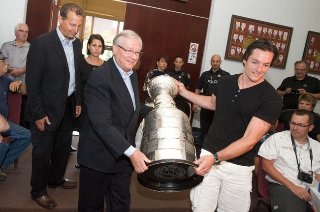 Le gardien de but, Jonathan Bernier, était de passage jeudi dans sa ville natale, Laval, où on l'a honoré de brillante façon. On aperçoit le cerbère tenant la Coupe Stanley en compagnie du maire de Laval, Gilles Vaillancourt.