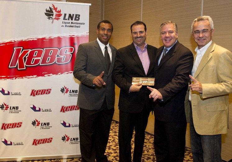 Partenaire média des Kebs, L'Écho de Laval a acheté la première paire de billet de saison de l'histoire de l'équipe sur l'île Jésus. Le directeur des opérations basketball de l'équipe, Pascal Jobin et le rédacteur en chef de TVA Sports, Paul Rivard, félicitent l'éditeur du Journal, Éric Mercier, qui reçoit ses billets des mains du directeur général des Kebs, Vincent Bernier.