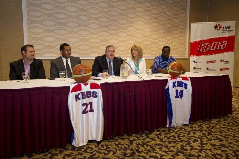 Conférence de presse des Kebs de Laval de la Ligue de nationale de basketball du Canada. La table d'honneur: l'éditeur de l'Écho de Laval partenaire média de l'équipe, Éric Mercier, le directeur des opérations basketball, Pascal Jobin, le directeur général, Vincent Bernier, la conseillère municipale, Sylvie Clermont, et l'ailier, Ricky Volcy.