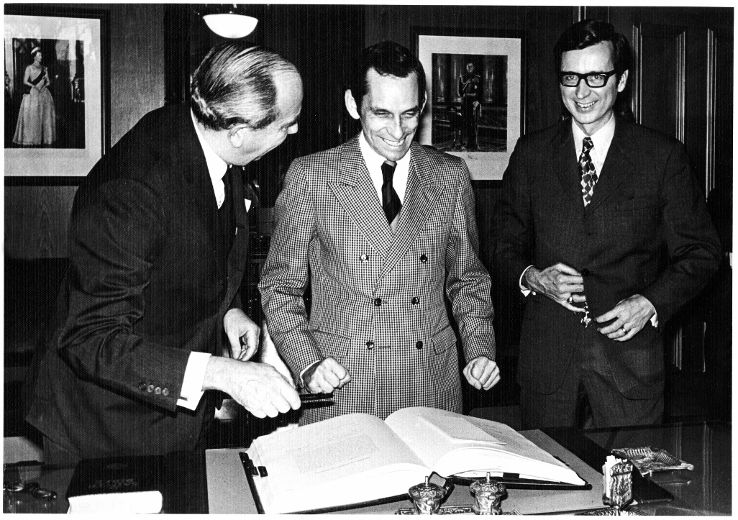 Assermentation comme ministre des Richesses naturelles en 1975.