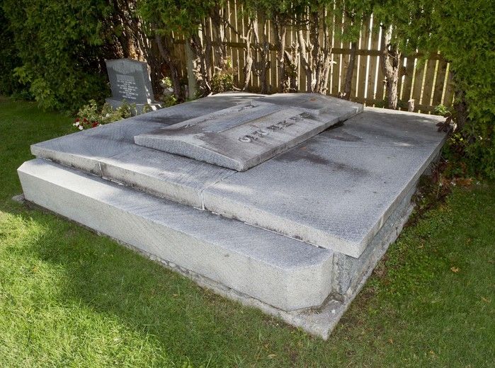 En dessous de cette pierre tombale du cimetière Sainte-Dorothée, on retrouve un caveau érigé en 1964. «Pour y déposer un cercueil ou un caveau, on doit lever le couvercle et descendre des marches», explique la secrétaire du cimetière, Suzanne Beauchamp, ajoutant que c’est un monument de style français. «Le caveau appartenait à l’origine à une famille d’origine européenne», précise-t-elle. Aujourd’hui, il est la propriété de la famille Demers.
Cimetière Sainte-Dorothée.