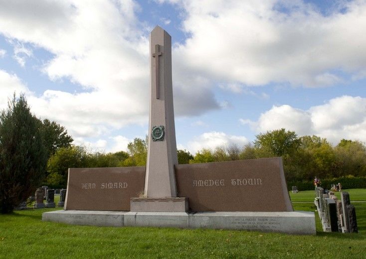 La famille Thouin-Simard vient de Laval-sur-le-Lac. Elle est parente avec l’ancien premier ministre Robert Bourassa, par son épouse. Joseph-Amédée Thouin qui était juge en chef de la Ville de Montréal a été enterré en 1966 dans le cimetière de Sainte-Dorothée. Quant à Jean Simard, décédé en 2010, il était également juge à Montréal.
Cimetière Sainte-Dorothée.