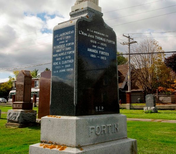 Tombe de Marc-Aurèle Fortin, peintre québécois né en 1888 à Sainte-Rose et mort en 1970. Fortin a connu une triste fin de vie. Amputé de ses deux jambes en raison du diabète, il est mort dans un sanatorium en Abitibi. Selon le Musée des beaux-arts du Canada, Marc-Aurèle Fortin a produit entre 8000 et 10 000 œuvres d’art dans sa vie. Un grand nombre d’entre elles auraient été perdues au fil du temps. Une circonscription électorale fédérale porte notamment son nom.