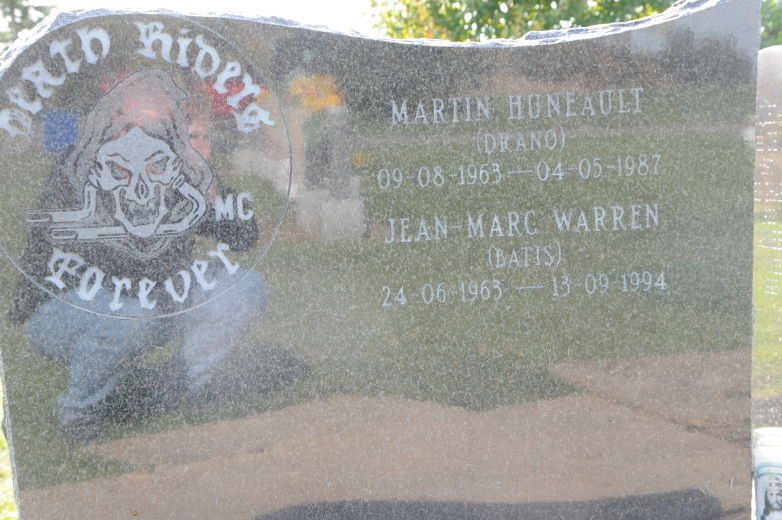 Tombe du défunt président du chapitre des Death Riders de Laval, Martin Huneault, qui a été assassiné le 4 mai 1987. Aucune arrestation n’a eu lieu concernant cet assassinat à la suite duquel les Hell’s Angels ont pris le contrôle du marché des stupéfiants dans les Basses-Laurentides.
Cimetière de Laval.