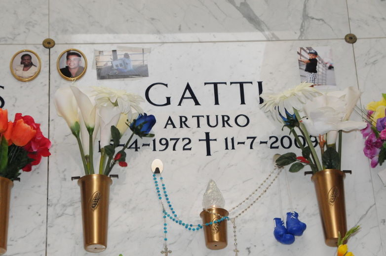 La plaque commémorative du défunt boxeur Arturo Gatti, trouvé mort dans sa chambre d’hôtel au Brésil le 11 juillet 2009.
Cimetière de Laval.