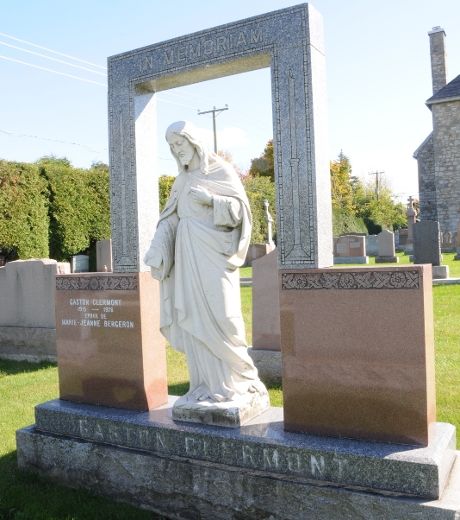 Ce monument érigé dans le cimetière de Sainte-Dorothée appartient à la famille Clermont, une célèbre famille lavalloise. Gaston Clermont, qui y est enterré, était le père de Mariette Clermont, du magasin de meubles du même nom. C’est d’ailleurs M. Clermont qui est le fondateur de l’entreprise.
Cimetière Sainte-Dorothée.