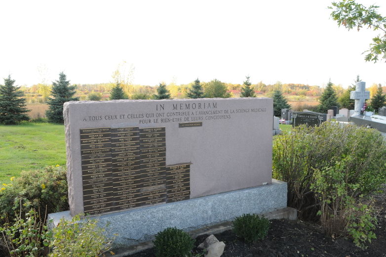 Ce monument du Cimetière de Laval est dédié à la mémoire de tous ceux qui ont accepté de donner leur corps à la science.
Cimetière de Laval.