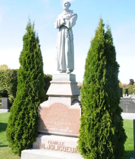 Située dans le cimetière Sainte-Dorothée, cette pierre tombale haute de plusieurs mètres représente saint François d’Assisse. Joseph Nephtalie Jolicoeur est la première personne à y avoir été inhumée en 1954. Le monument occupe deux lots, au nord et au sud de la pierre.
Cimetière Sainte-Dorothée.
