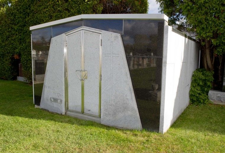 Ce caveau appartient à la famille Testa, une famille italienne de Montréal. «C’est eux-mêmes qui l’ont dessiné et payé», explique Suzanne Beauchamp, secrétaire du cimetière Sainte-Dorothée. Ce monument, érigé dans les années 1970, contient deux urnes et un cercueil.
Cimetière Sainte-Dorothée.