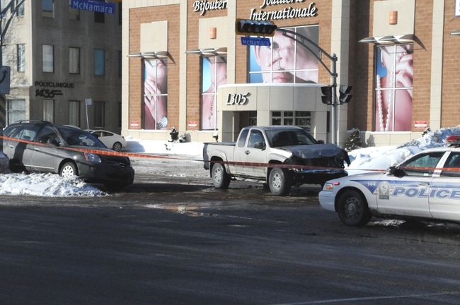 <p>Selon la police, la camionnette qui roulait sur la rue McNamara aurait grillé un feu rouge avant d’entrer en collision avec la voiture.