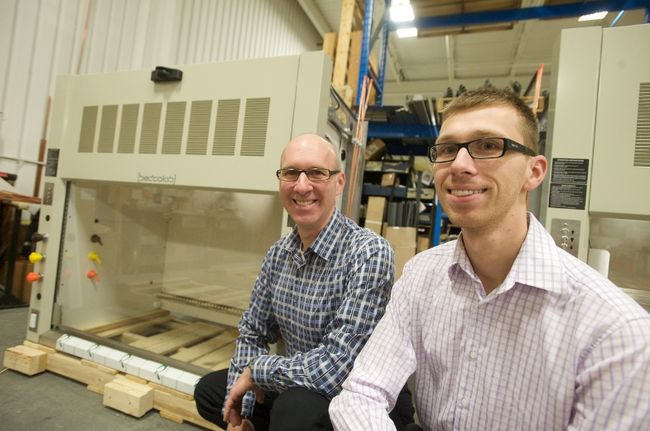 Bedcolab connait un essor international grâce, notamment, à ses systèmes de mobiliers de laboratoire et ses hottes chimiques. Sur la photo, au deuxième rang, le patron de Bedcolab, Ronald Bédard, précédé de son fils Alexandre, coordonnateur aux ressources humaines. 