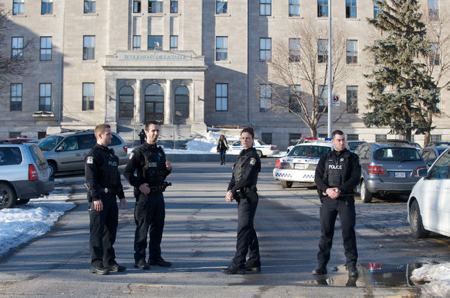 <p>La police de Laval a mené une opération à l’école secondaire Mont-de-La Salle afin de retrouver un objet qui s’apparenterait à une arme, le lundi 14 janvier 2013. Un élève a été arrêté et une arme à air comprimé saisie. JACQUES PHARAND/L'ÉCHO DE LAVAL/AGENCE QMI