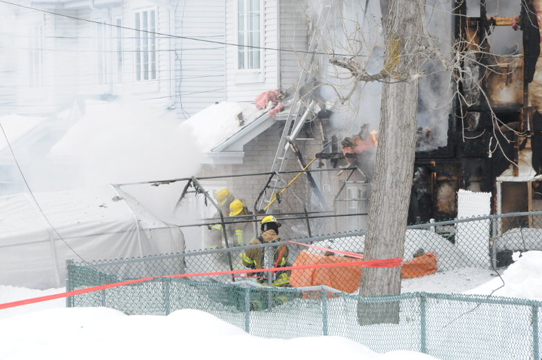 Un incendie a ravagé une résidence de la 12e Avenue dans le secteur Fabreville à Laval. Deux familles ont été relocalisées.