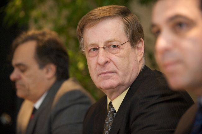 Trois membres du ML, dont le porte-parole Marc Demers, mettent en demeure la Ville dans le dossier de la Place Bell.