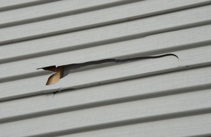 Les morceaux de glace catapultés par la souffleuse ont percé le revêtement extérieur de quatre maisons à plusieurs endroits.