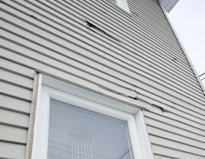 Les morceaux de glace catapultés par la souffleuse ont percé le revêtement extérieur de quatre maisons à plusieurs endroits.