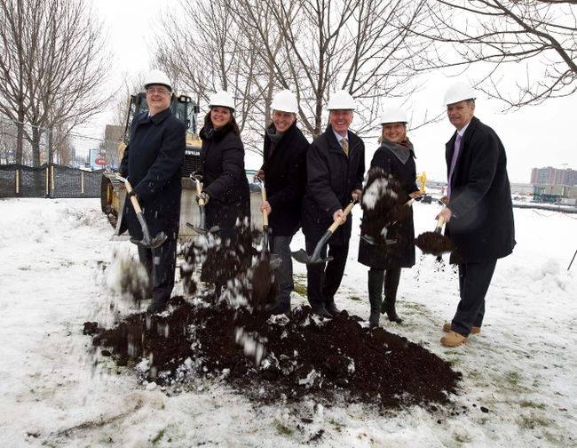 Ivanhoé Cambridge a amorcé les travaux de construction d’un nouvel immeuble à bureaux dans le Centropolis Laval. Le coût de l’opération est estimé à 30 M$. On a procédé, lundi dernier, à la première pelletée de terre officielle.