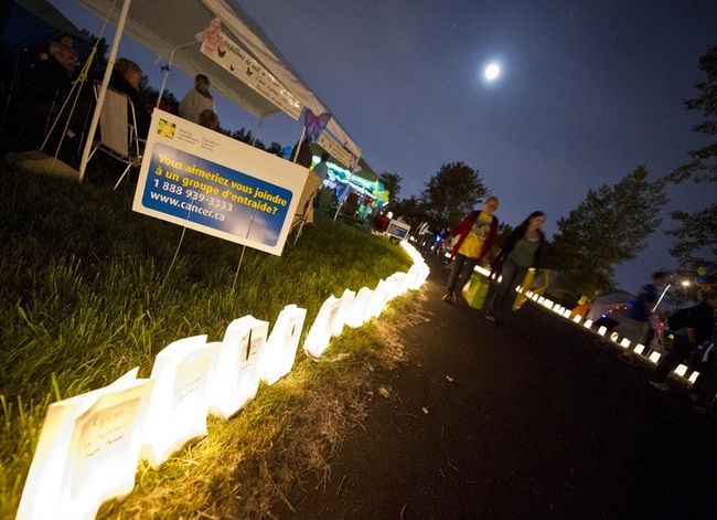 Le Relais pour la vie est une course de nuit qui vise à ramasser des fonds pour la recherche contre le cancer.