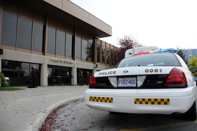 Des microphones ont été cachés dans plusieurs bureaux et locaux à l'intérieur de l'hôtel de ville de Laval lors des perquisitions menées par les policiers.