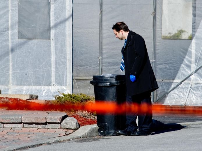 Un membre en règle des Bo-Gars, un gang de rue de la région de Montréal, a été abattu mardi soir dans l’entrée de son domicile du secteur Sainte-Rose à Laval dans ce qui a tout l’air d’un règlement de compte. Les enquêteurs ont fouillé les poubelles du secteur. Laval le 17 avril 2012. ALARIE PHOTOS/AGENCE QMI