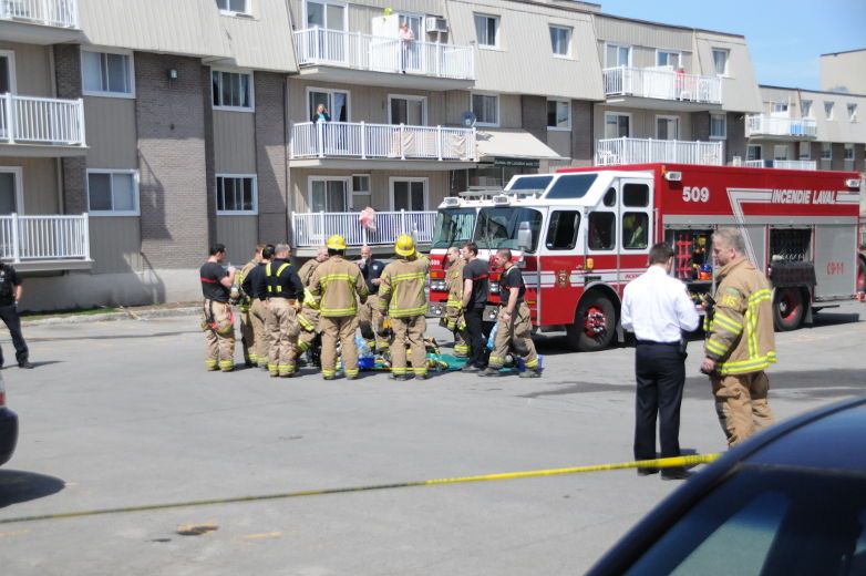 Un incendie à couté la vie à un homme en début d'après-midi sur la rue Rivard dans le secteur Duvernay à Laval le 24 avril 2013