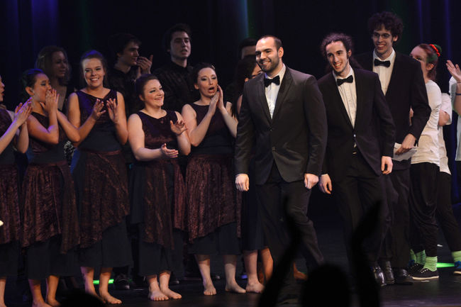 La finale de la 34e édition de la compétition «Cégeps en spectacle» a eu lieu le samedi 27 avril 2013, à la salle André-Mathieu, à Laval. Sur la photo, la Troupe Parallèle et les gagnants, Triton Trio.