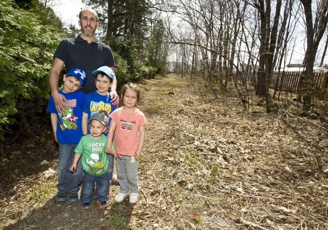 Nicolas Dargis, ici entouré de ses quatre enfants, est vraiment soulagé de ne pas avoir à débourser 67 000 $ pour des infrastructures dont il n’a pas besoin. 