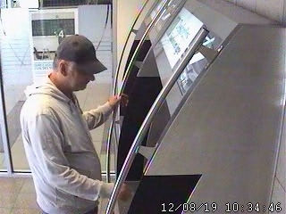 Une photo du premier suspect dans cette affaire.
