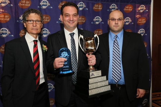 André Wilsey (au centre) dirige les destinées du Rousseau-Royal depuis six saisons. Il a reçu son prix d'entraîneur-chef de l'année des mains de Jos Canale (à droite), nouveau membre du Temple de la renommée de la Ligue midget AAA.