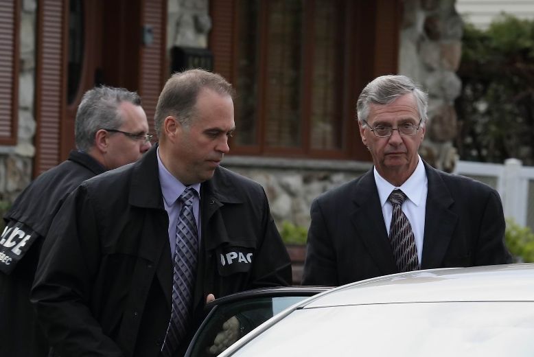 Arrestation de Me Jean Bertrand, avocat-conseil chez Dunton Rainville, lors d'une perquisition de L'UPAC à Laval, le jeudi 9 mai 2013. Charles Richer / Agence QMI